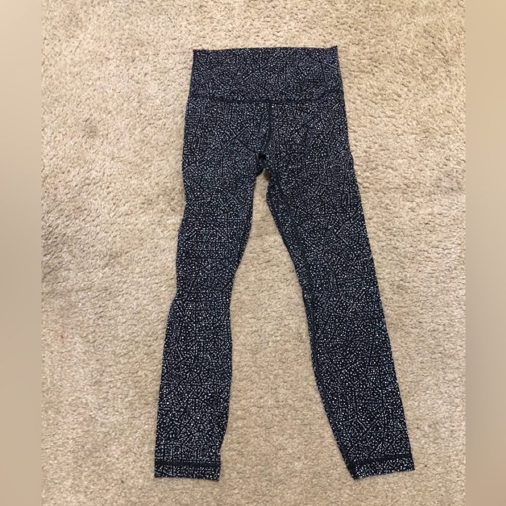 lululemon athletica women’s ' Black with White Size 6 beautiful